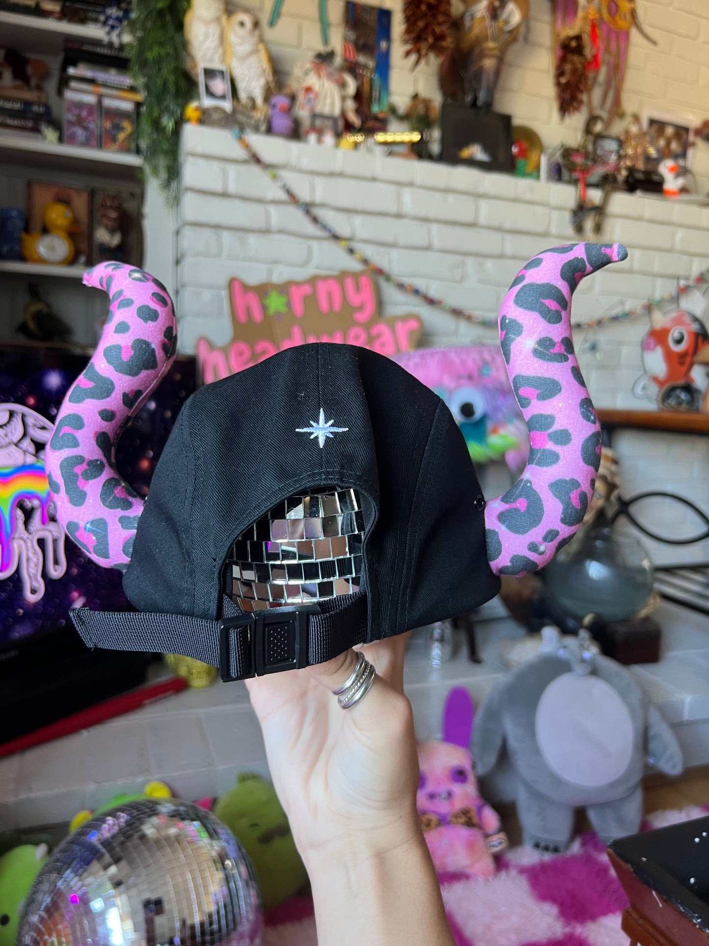 h🌟rny hat 077